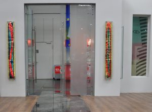 glasskulpturen-im-eingangsbereich